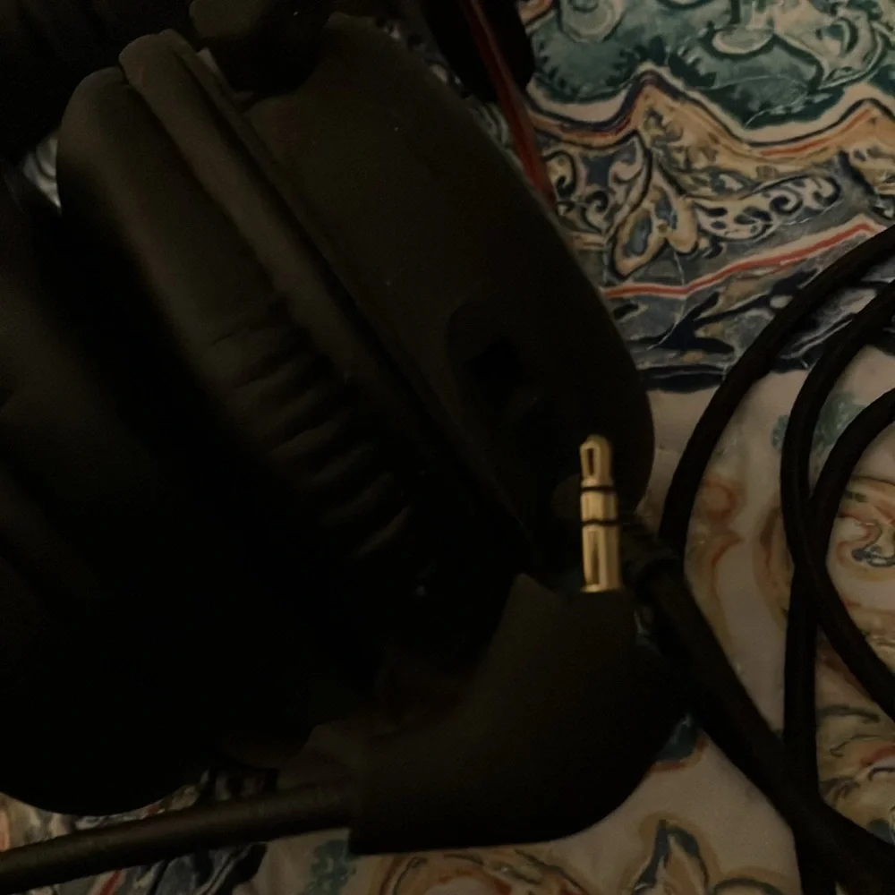 Hyper gaming headset with detachable mic